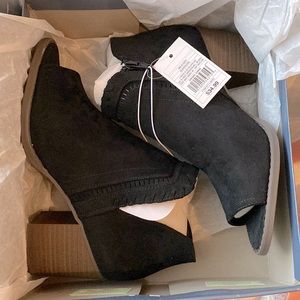 Universal Thread booties